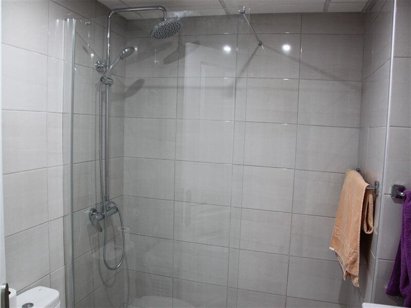 Cristian Sur Apartment Shower
